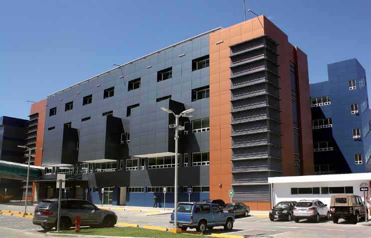 Image of the Hopsital Del Trauma exterior front entrance a modern black multi-story building.